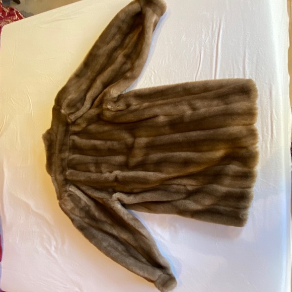 Luxurious, soft and cuddly faux fur coat - Picture 4 of 5